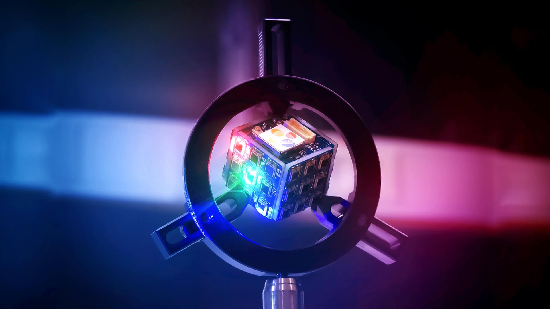 KAUST researchers developed a multiplexed system of light sensors that independently capture data and energy while tracking light beams in real time. 